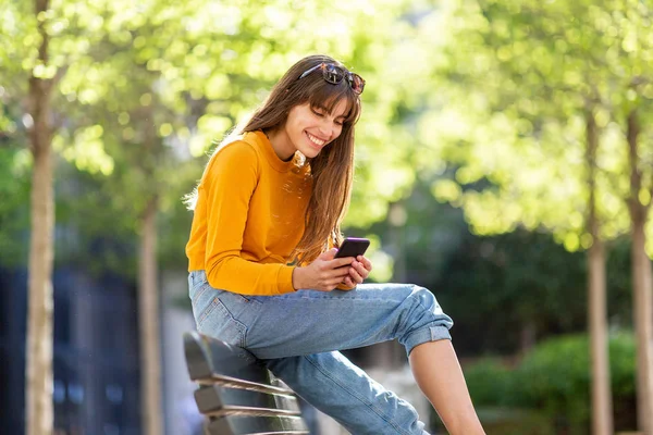 Portrét Šťastné Ženy Při Pohledu Mobilní Telefon Parku — Stock fotografie