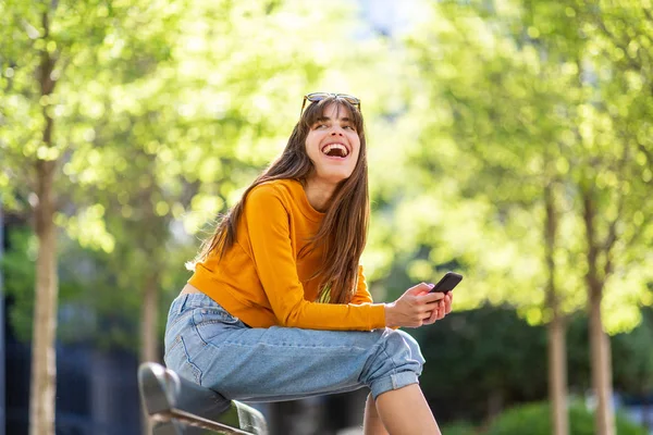 Retrato Mujer Feliz Con Teléfono Móvil Parque —  Fotos de Stock