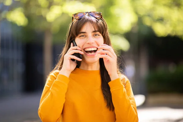 Retrato Mujer Feliz Hablando Con Teléfono Celular Parque Riendo —  Fotos de Stock