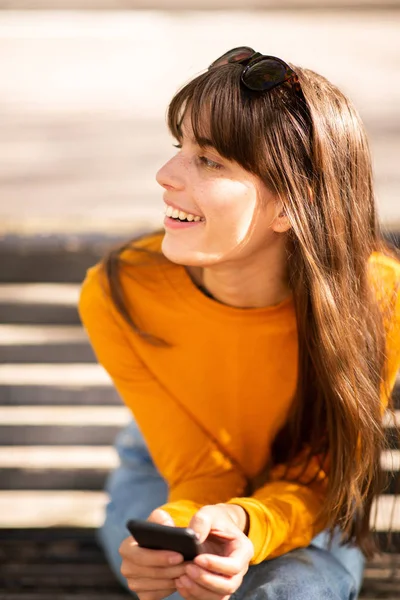 Portret Van Een Gelukkige Vrouw Zittend Een Bank Met Mobiele — Stockfoto