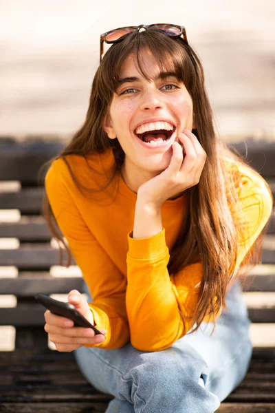 Retrato Mujer Feliz Sentada Banco Con Teléfono Celular — Foto de Stock