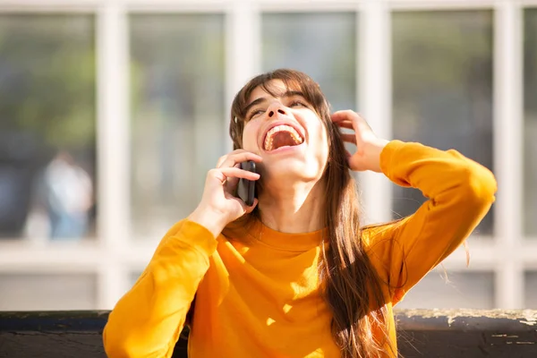Πορτρέτο Ευτυχισμένη Γυναίκα Μιλάμε Κινητό Τηλέφωνο Και Γέλιο Έξω — Φωτογραφία Αρχείου