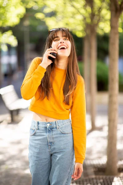 Portrait Femme Heureuse Marchant Parlant Avec Téléphone Portable Riant Extérieur — Photo