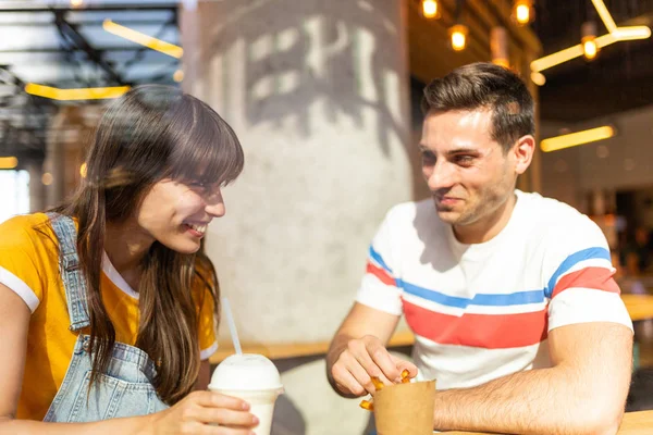 Portret Jong Paar Glimlachen Eten Eten Restaurant — Stockfoto