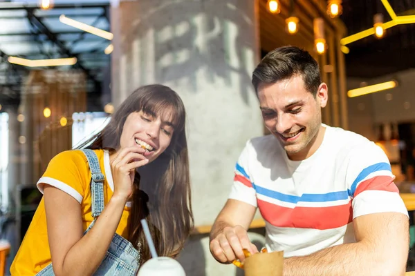 Portret Van Een Jong Echtpaar Dat Eten Eet Restaurant — Stockfoto