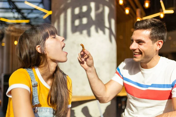 Retrato Pareja Joven Compartiendo Comida Restaurante —  Fotos de Stock