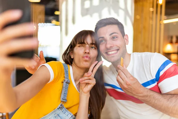 Retrato Jovem Casal Feliz Tomando Selfie Café Com Telefone Celular — Fotografia de Stock