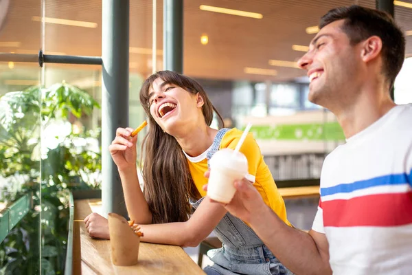 Portret Van Een Jong Stel Dat Lacht Eet Een Café — Stockfoto