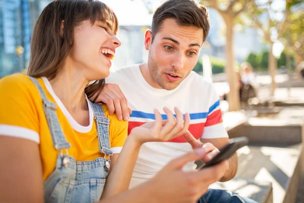 Close Portret Van Twee Vrienden Zitten Buiten Lachen Kijken Naar — Stockfoto