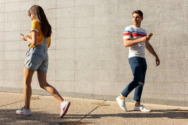 Sokakta genç bir kadını görmek için yürüyen ve arkasını dönen genç adamın portresi.