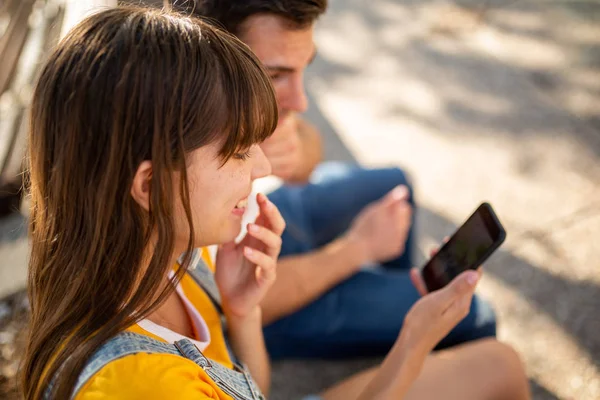 Close Side Portret Van Gelukkig Vrouw Tonen Mobiele Telefoon Naar — Stockfoto