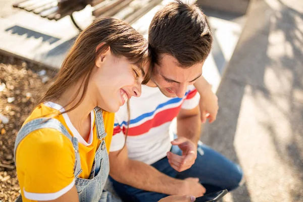 Retrato Novio Novia Sonrientes Sentados Afuera Mirando Teléfono Celular —  Fotos de Stock