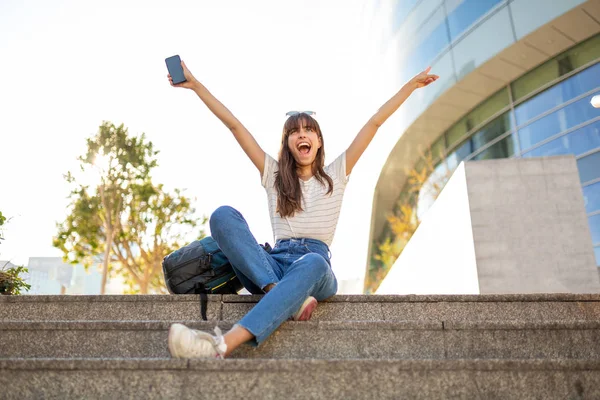 Retrato Una Joven Feliz Sentada Afuera Con Las Manos Aire —  Fotos de Stock