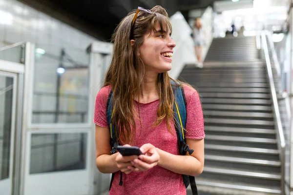 Portrait Jeune Femme Station Souterraine Souriant Avec Sac Téléphone Portable — Photo