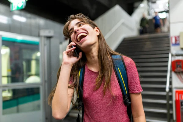 Portret Szczęśliwej Młodej Kobiety Rozmawiającej Przez Telefon Komórkowy Stacji Metra — Zdjęcie stockowe