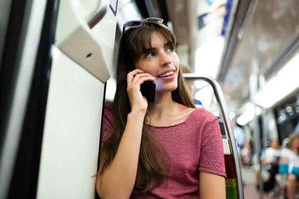 Πορτρέτο Της Νεαρής Γυναίκας Που Κάθεται Στο Τρένο Και Μιλάει — Φωτογραφία Αρχείου
