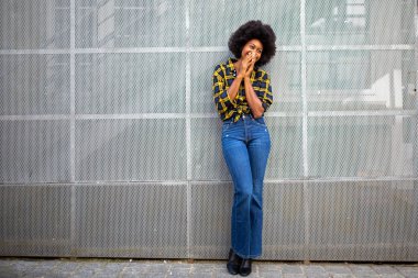 Genç Afro-Amerikan kadının portresi ağızdan ağıza gülüyor.