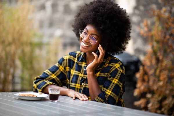 Portrait Young African American Woman Smiling Talking Mobile Phone — Stock Photo, Image