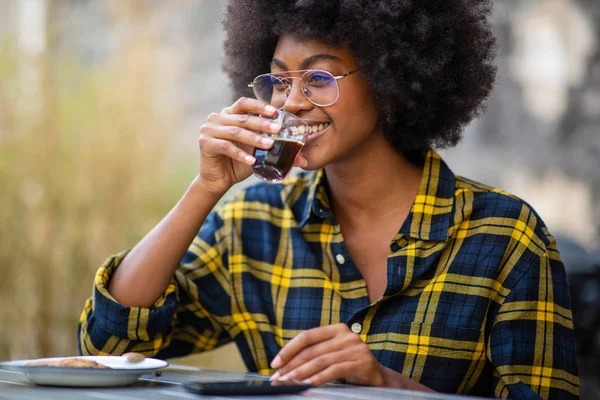 Portret Van Een Jonge Afrikaanse Vrouw Die Lacht Koffie Drinkt — Stockfoto