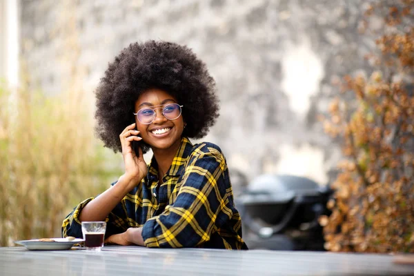 Portrait Happy Young Black Woman Sitting Talking Cellphone — Stock Photo, Image