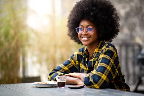 Portrait Beautiful Young Black Woman Afro Hair Glasses Sitting Smiling — ストック写真