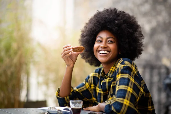 Retrato Feliz Jovem Mulher Negra Comer Biscoito — Fotografia de Stock