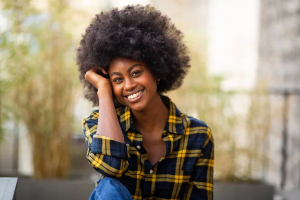 Gros Plan Portrait Belle Jeune Femme Noire Souriante Aux Cheveux — Photo