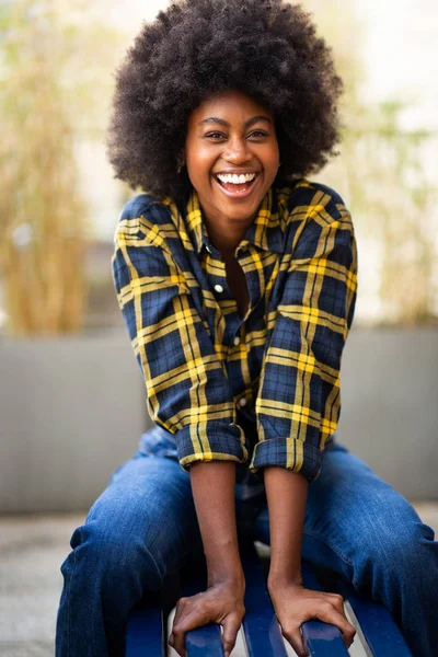 Portrait Happy Stylish Young Black Woman Afro Hair Sitting Bench — Stock Photo, Image