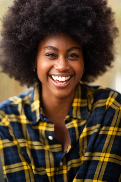 Çekici Gülümseyen Afro Saçlı Siyahi Bir Kadının Yakın Portresi — Stok fotoğraf