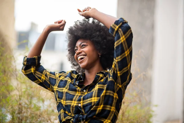 Retrato Una Joven Alegre Despreocupada Afro Mujer Con Los Brazos —  Fotos de Stock