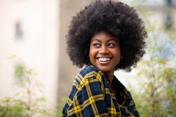 Primer Retrato Horizontal Una Joven Negra Con Pelo Afro Sonriendo —  Fotos de Stock