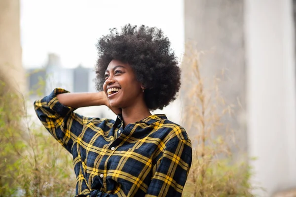 Portrét Veselý Mladý Bezstarostný Černošky Žena Afro Úsměvem Venku — Stock fotografie