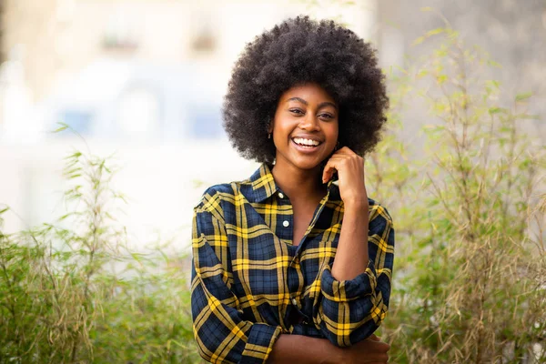 Poziomy Portret Uśmiechniętej Młodej Czarnej Kobiety Afro Włosów Zewnątrz — Zdjęcie stockowe