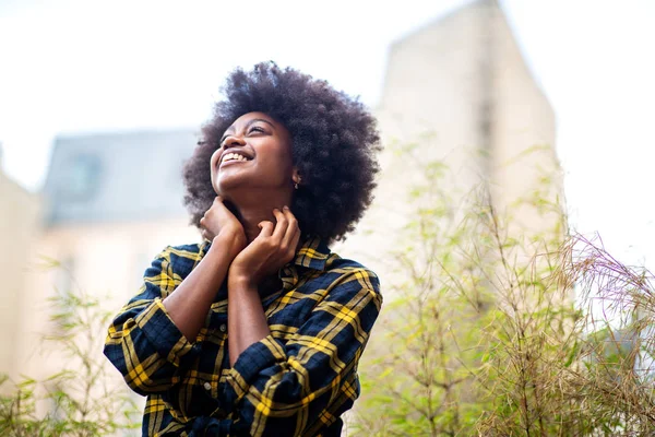 Retrato Una Joven Alegre Despreocupada Mujer Negra Sonriendo Afuera — Foto de Stock