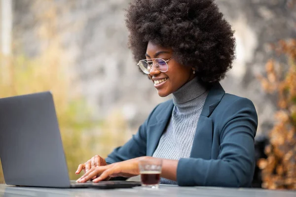 Portrait Professional Young Black Business Woman Sitting Laptop — Stock Photo, Image