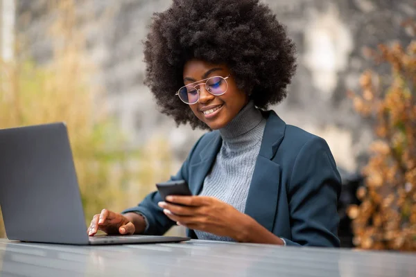 Retrato Jovem Mulher Negócios Afro Americana Sorrindo Com Laptop Telefone — Fotografia de Stock