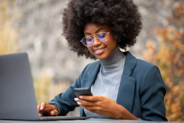 Retrato Jovem Mulher Negócios Afro Americana Com Laptop Telefone Celular — Fotografia de Stock