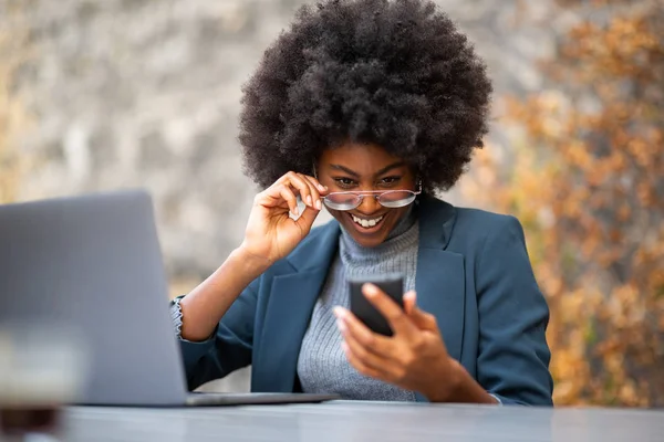 Retrato Jovem Mulher Negócios Afro Americana Sorrindo Olhando Para Telefone — Fotografia de Stock