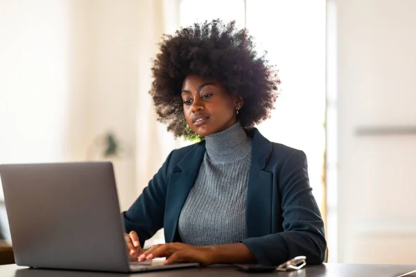 Retrato Mulher Negócios Afro Americana Sentada Escritório Trabalhando Com Laptop — Fotografia de Stock