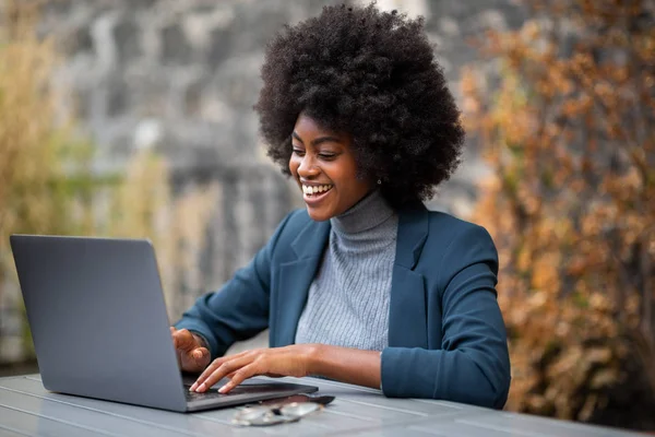 Retrato Joven Mujer Negocios Afroamericana Sonriendo Pantalla Del Ordenador Portátil — Foto de Stock