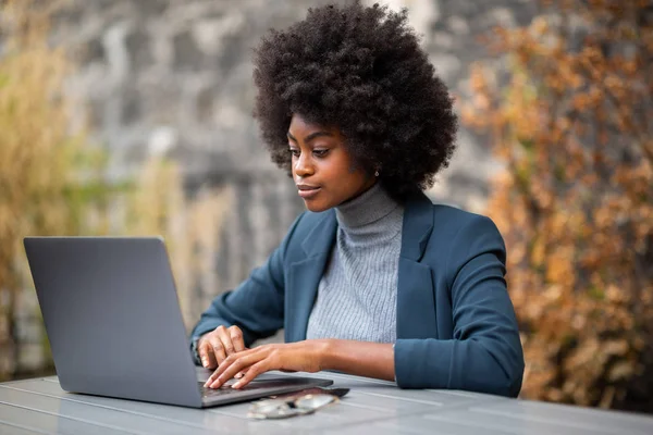 Портрет Серйозної Молодої Чорної Ділової Жінки Сидить Ноутбуком — стокове фото