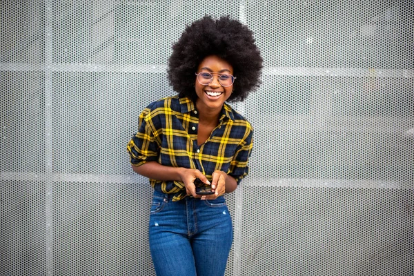 Portrait Happy Smile Young Black Woman Afro Hair Holding Mobile — Stok Foto