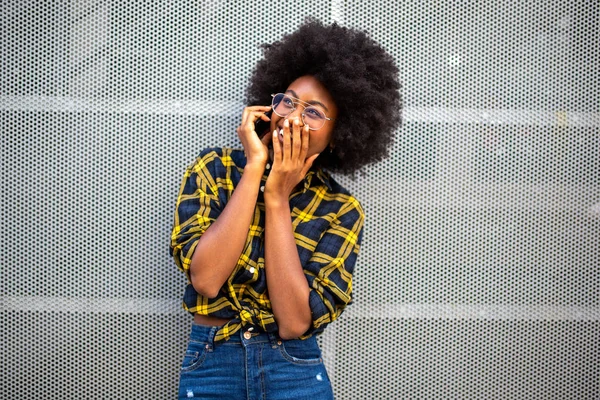 Portrait Happy Smiling Young Black Woman Afro Hair Talking Cellphone — Stock Photo, Image