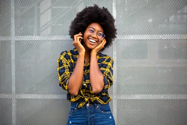 Porträt Lächelnde Junge Schwarze Frau Mit Afro Haaren Beim Telefonieren — Stockfoto