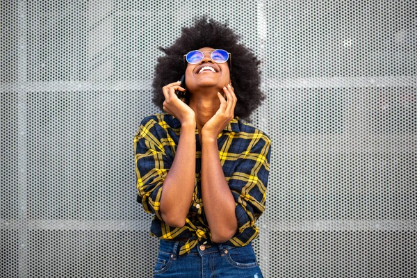 Portrait Souriante Jeune Femme Noire Avec Afro Cheveux Parler Téléphone — Photo