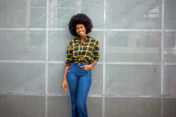 Framsidan Porträtt Snygga Unga Afrikanska Amerikanska Kvinna Med Afro Leende — Stockfoto