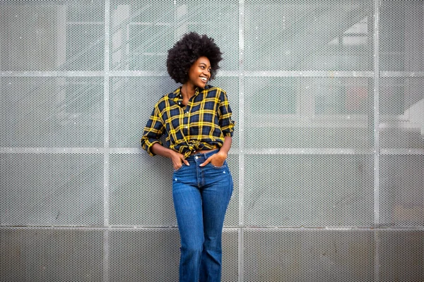 Retrato Una Elegante Joven Afroamericana Con Una Sonrisa Afro Mirando — Foto de Stock