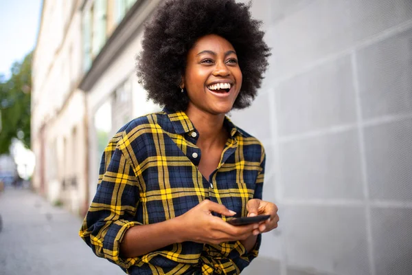 Portrait Jeune Femme Noire Marchant Sur Rue Tenant Téléphone Portable — Photo