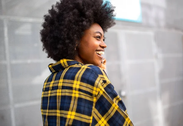 一个快乐的年轻黑人女人走在外面的画像 — 图库照片
