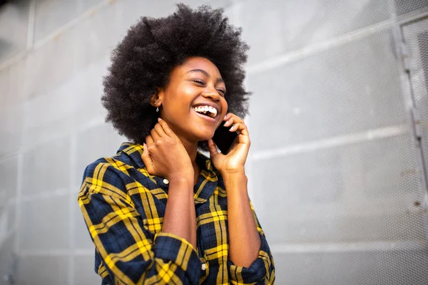 Portrait Young Black Woman Walking Talking Cellphone — Stock Photo, Image